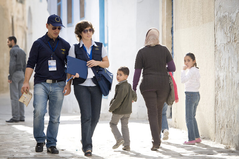 Fotografija 30: Kairouan, Tunisia 20 October 2011  European Union observers Ildiko Kosztolni and Juan RibÛ Chalmeta monitoring in Kairouan.   Following the invitation from the Tunisia interim government, the European Union established an Election Observation Mission to monitor the upcoming elections for a Constituent Assembly scheduled on October 23rd 2011.