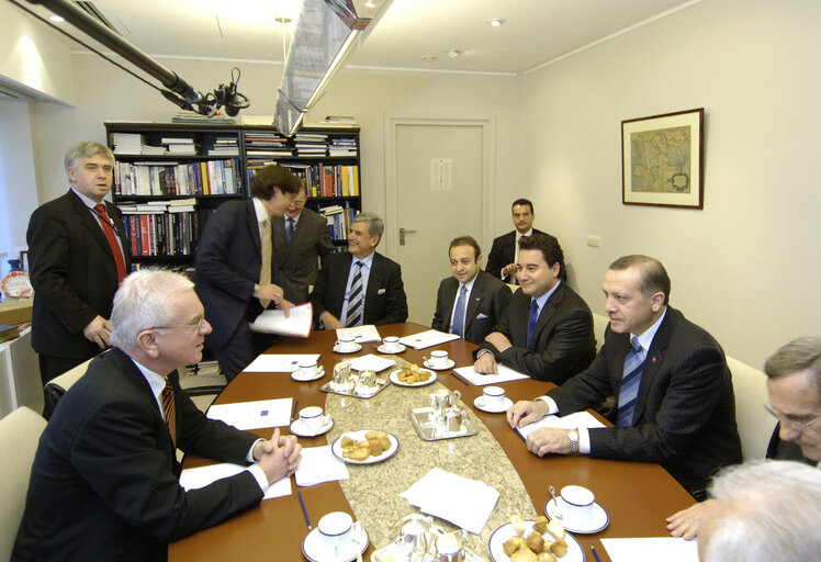 Fotogrāfija 1: EP President meets with the  Turkish Prime Minister.