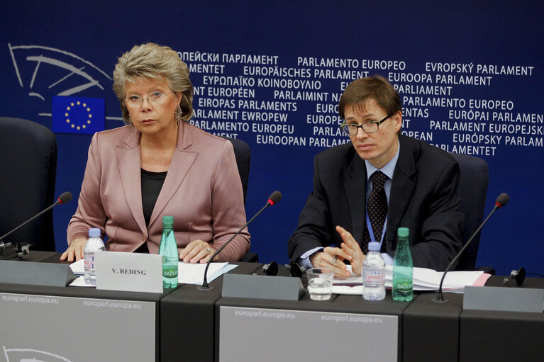 Fotografi 6: Press Conference  Communication on an EU anti drugs policy with Commissioner Viviane REDING