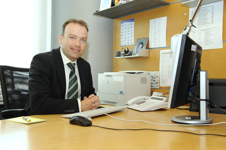 Nuotrauka 9: Christopher HEATON HARRIS in his office at the EP in Brussels.