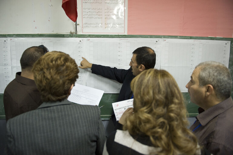 Valokuva 12: Counting at a polling station at the end of the day of election of the Tunisian Constituent Assembly in Tunis.