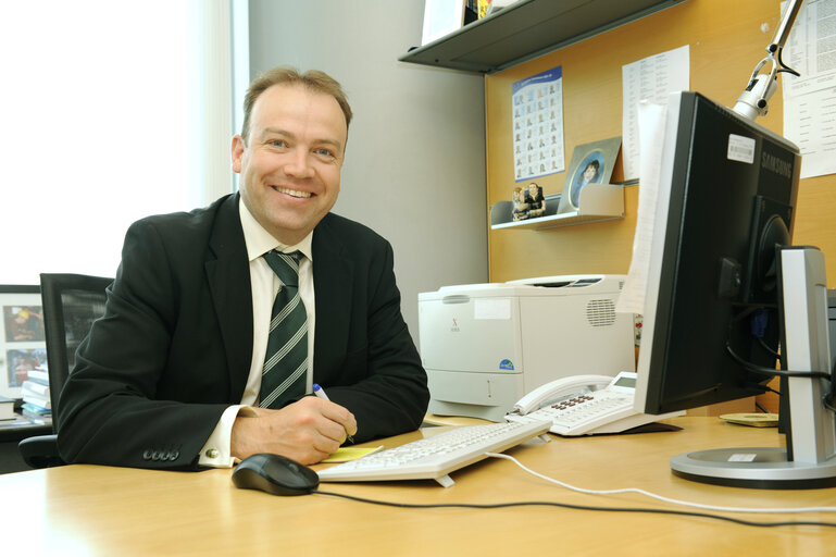 Nuotrauka 7: Christopher HEATON HARRIS in his office at the EP in Brussels.