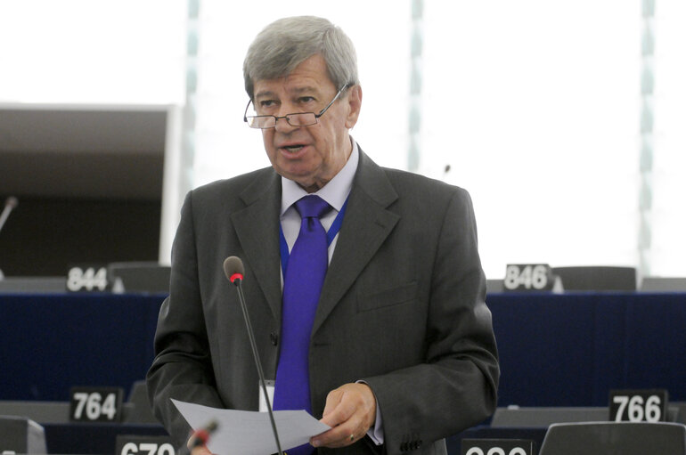 Foto 42: MEPs during the Plenary Session in Strasbourg - week 37  - Famine in East Africa