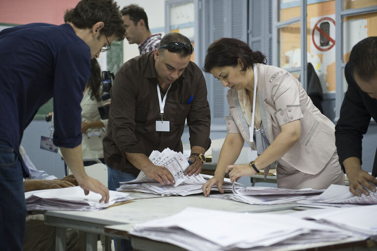 Valokuva 4: Counting at a polling station at the end of the day of election of the Tunisian Constituent Assembly in Tunis.