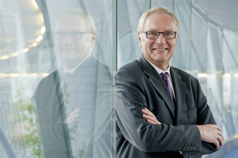 Fotografi 21: Portrait of MEP Hans Peter MAYER and assistants