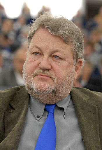 Foto 7: MEP Robert GOEBBELS in Plenary Session