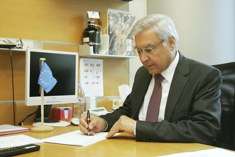 Fotografija 8: Panayiotis DEMETRIOU MEP in his office at the EP in Brussels.