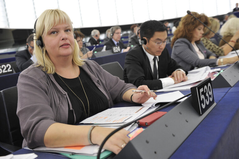 Fotografija 8: Anna Hedh during votes, plenary session in Strasbourg week 43