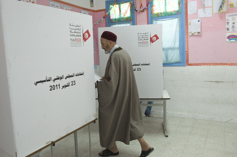 Valokuva 37: Day of election of the Tunisian Constituent Assembly in Tunis.