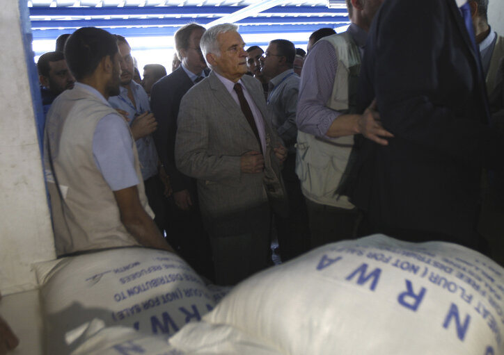 Fotografie 7: EU Special picture: President of the EP (C) visits a UN aid center in al-Shati refugee camp in Gaza City