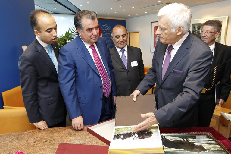 Fotó 10: Jerzy BUZEK recieving gifts from Emomali RAHMON