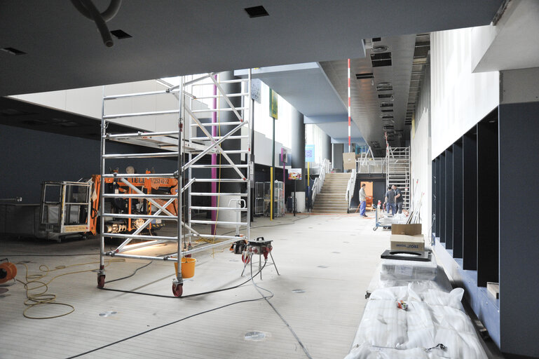 Снимка 1: Visitors center in the WIB building at the European Parliament in Brussels. Construction works