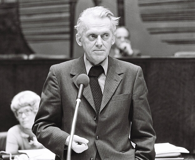 Fotografi 6: Member of the European Commission Finn GUNDELACH during a session in Luxembourg on March 1977.