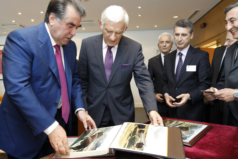 Fotó 12: Jerzy BUZEK recieving gifts from Emomali RAHMON