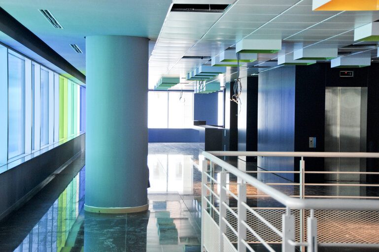 Снимка 21: Visitors center in the WIB building at the European Parliament in Brussels. Construction works