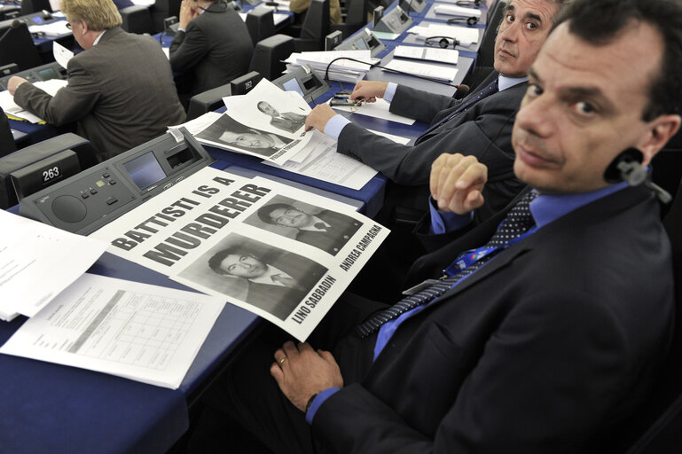 Manifestation in the Hemicycle, Battisti is a murderer