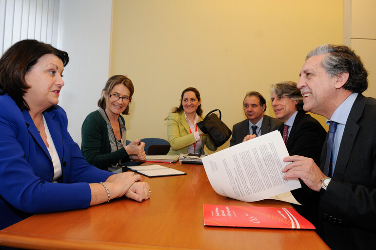 Photo 3: Spanish Secretary of State of the meets with the European Commissioner for Research, Innovation and Science.