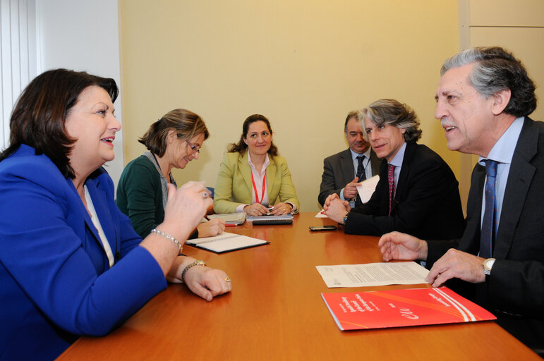 Photo 4: Spanish Secretary of State of the meets with the European Commissioner for Research, Innovation and Science.