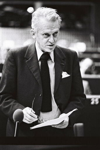 Fotografi 7: Member of the European Commission Finn GUNDELACH during a session in Strabourg on March 1977.