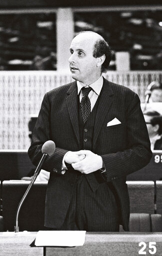 Foto 4: Member of the European Commission Etienne DAVIGNON during a session in Strasbourg March 1977