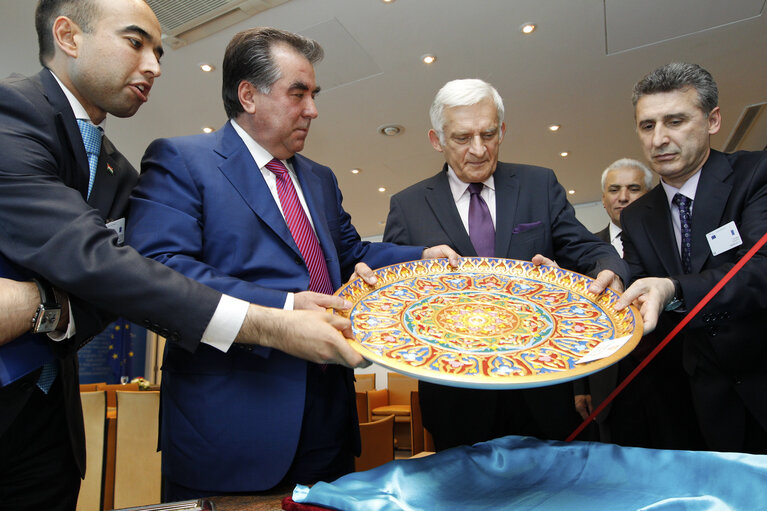 Fotó 13: Jerzy BUZEK recieving gifts from Emomali RAHMON