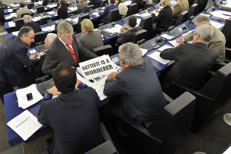 Manifestation in the Hemicycle, Battisti is a murderer