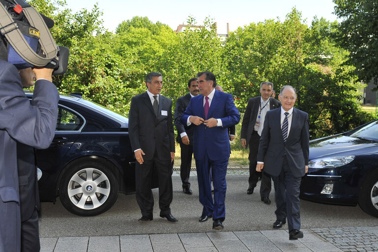 Foto 4: EP President meets with President of the Republic of Tajikistan - Arrival