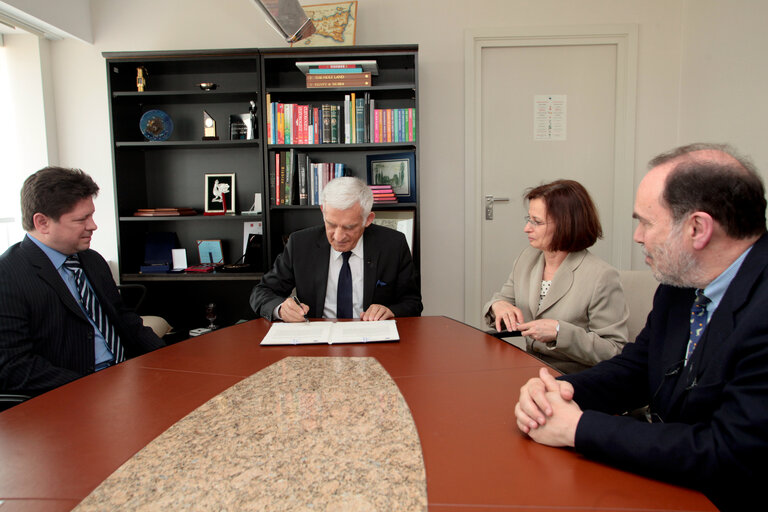 Foto 2: EP President signs the purchasing contract for the EP information office in Hungary.