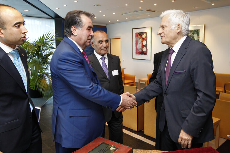 Fotó 11: Jerzy BUZEK recieving gifts from Emomali RAHMON