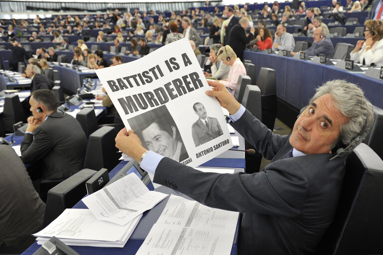 Manifestation in the Hemicycle, Battisti is a murderer