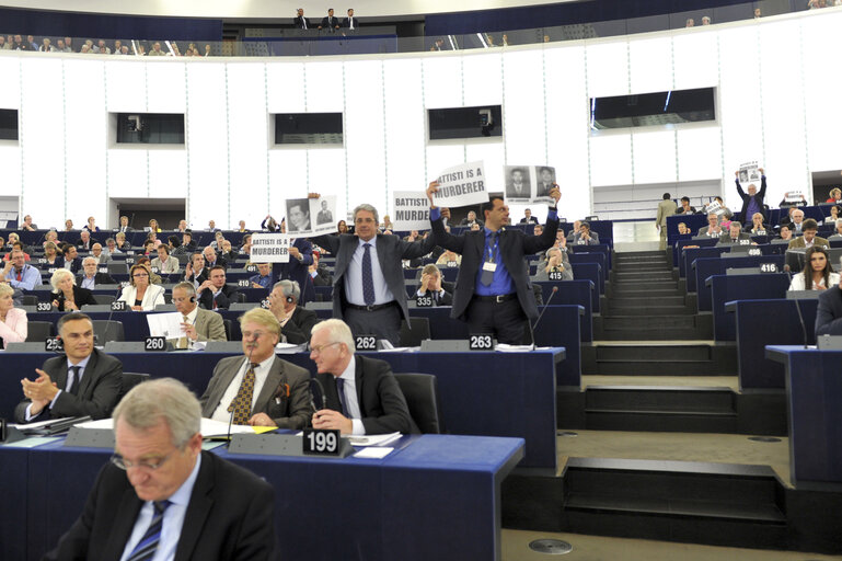 Manifestation in the Hemicycle, Battisti is a murderer