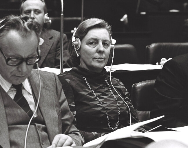 Foto 24: The MEP Maria CASSANMAGNAGO CERRETTI during a session in Luxembourg on March 1977.