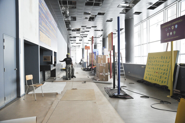 Снимка 16: Visitors center in the WIB building at the European Parliament in Brussels. Construction works