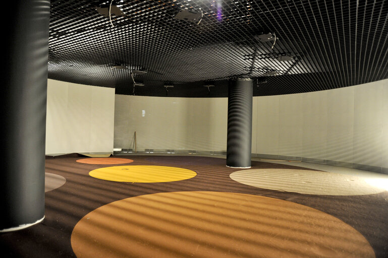 Снимка 9: Visitors center in the WIB building at the European Parliament in Brussels. Construction works