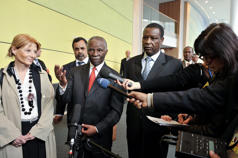 Fotografie 4: Commission des affaires étrangères   Échange de vues avec l'ancien Président de l'Afrique du Sud, Thabo  MBEKI, sur les prochaines élections au Soudan    Committee on Foreign Affairs  Exchange of views with Thabo MBEKI, former President of South Africa, on the forthcoming elections in Sudan