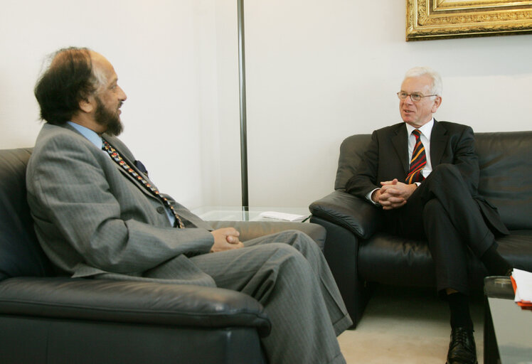 Nuotrauka 2: EP President meets with the 2007 Nobel Peace Prize winner and Chair of the Intergovernmental Panel on Climate Change.