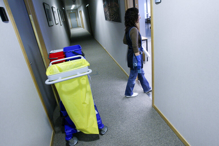 Illustration picture of a cleaning lady at work