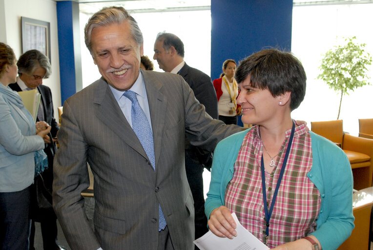 Foto 1: Signature LEX Président du Parlement Européen Jerzy BUZEK et du Secrétaire d'Etat Espagnol des Affaires Européennes Diego LOPEZ GARRIDO