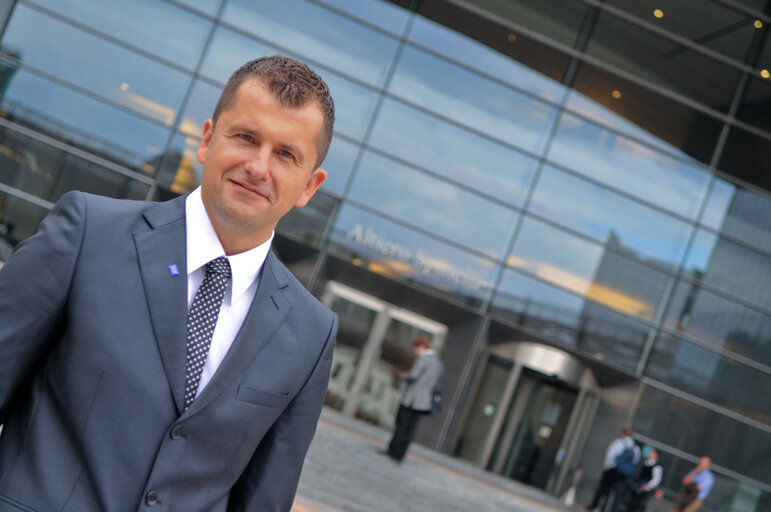 Foto 35: MEP member of the European Parliament, Arthur ZASADA poses.