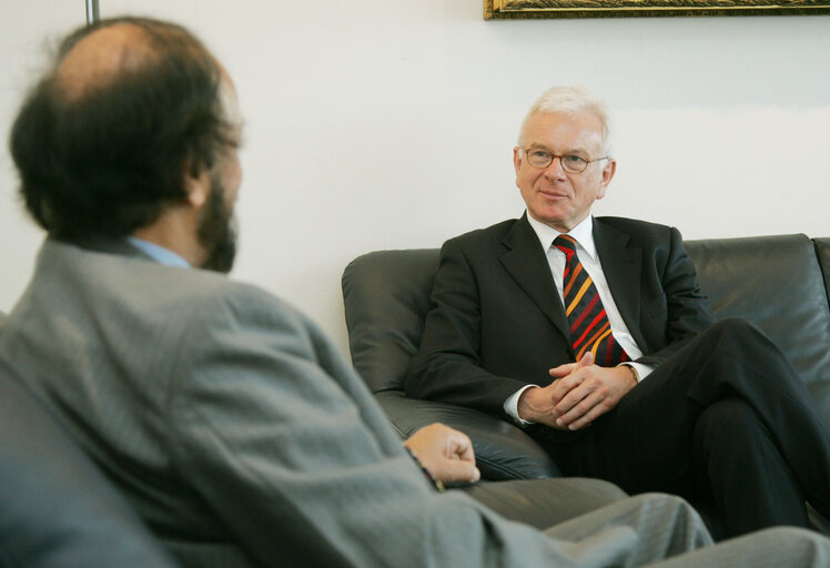 Nuotrauka 3: EP President meets with the 2007 Nobel Peace Prize winner and Chair of the Intergovernmental Panel on Climate Change.