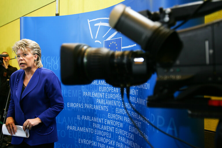 Fotó 18: Press-point following Viviane REDING Hearing- Point-presse de Viviane REDING suite à son Audition