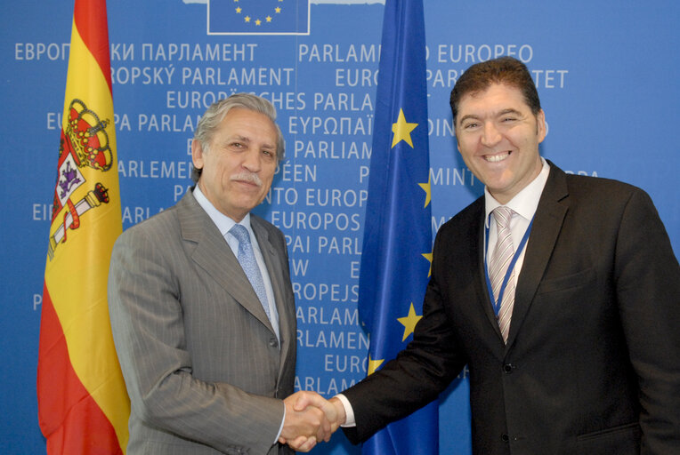 Foto 11: Signature LEX Président du Parlement Européen Jerzy BUZEK et du Secrétaire d'Etat Espagnol des Affaires Européennes Diego LOPEZ GARRIDO