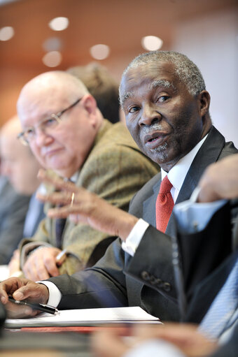 Снимка 14: Commission des affaires étrangères   Échange de vues avec l'ancien Président de l'Afrique du Sud, Thabo  MBEKI, sur les prochaines élections au Soudan    Committee on Foreign Affairs  Exchange of views with Thabo MBEKI, former President of South Africa, on the forthcoming elections in Sudan