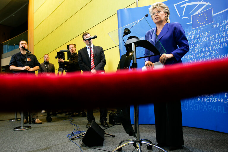 Fotó 21: Press-point following Viviane REDING Hearing- Point-presse de Viviane REDING suite à son Audition