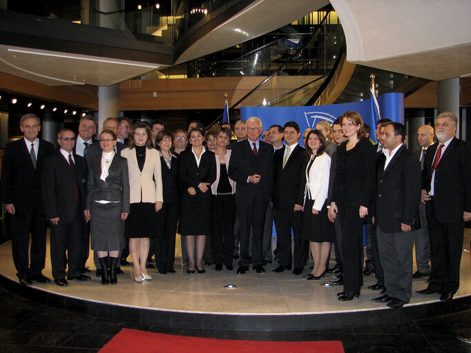 Group picture with the new MEPs from Bulgaria and Romania following the enlargement of January 2007