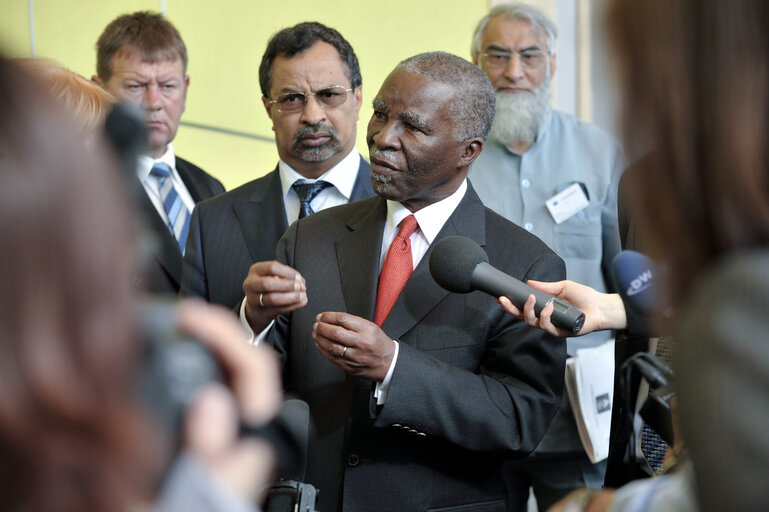 Fotografie 2: Commission des affaires étrangères   Échange de vues avec l'ancien Président de l'Afrique du Sud, Thabo  MBEKI, sur les prochaines élections au Soudan    Committee on Foreign Affairs  Exchange of views with Thabo MBEKI, former President of South Africa, on the forthcoming elections in Sudan