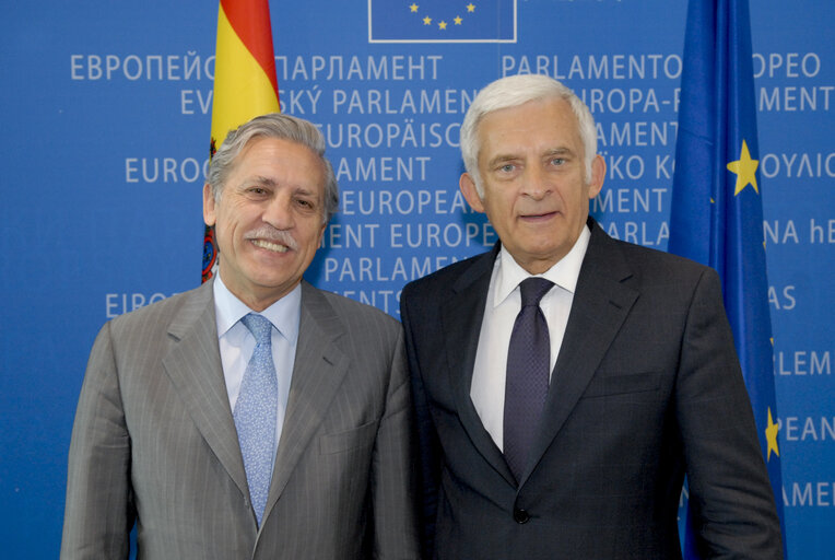 Foto 8: Signature LEX Président du Parlement Européen Jerzy BUZEK et du Secrétaire d'Etat Espagnol des Affaires Européennes Diego LOPEZ GARRIDO