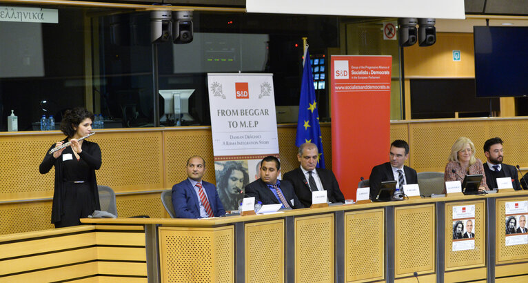 Fotografie 8: Meeting:  From Beggar to MEP a Roma Integration Story