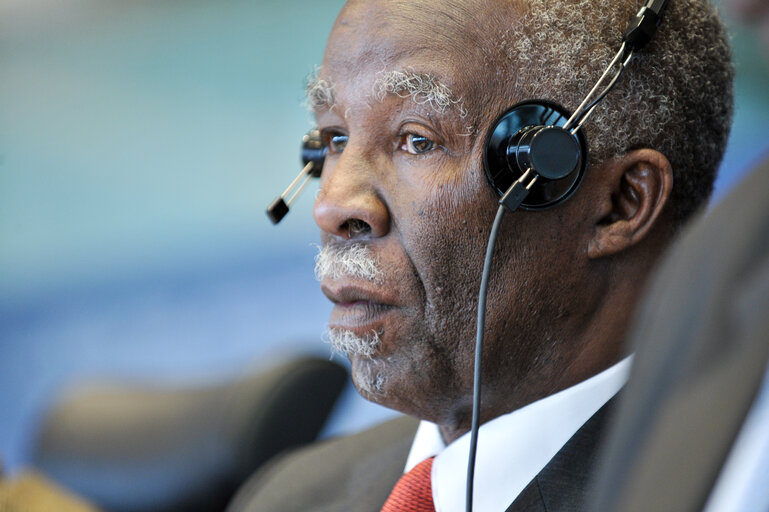 Снимка 16: Commission des affaires étrangères   Échange de vues avec l'ancien Président de l'Afrique du Sud, Thabo  MBEKI, sur les prochaines élections au Soudan    Committee on Foreign Affairs  Exchange of views with Thabo MBEKI, former President of South Africa, on the forthcoming elections in Sudan