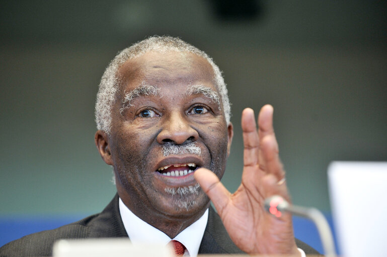 Снимка 23: Commission des affaires étrangères   Échange de vues avec l'ancien Président de l'Afrique du Sud, Thabo  MBEKI, sur les prochaines élections au Soudan    Committee on Foreign Affairs  Exchange of views with Thabo MBEKI, former President of South Africa, on the forthcoming elections in Sudan